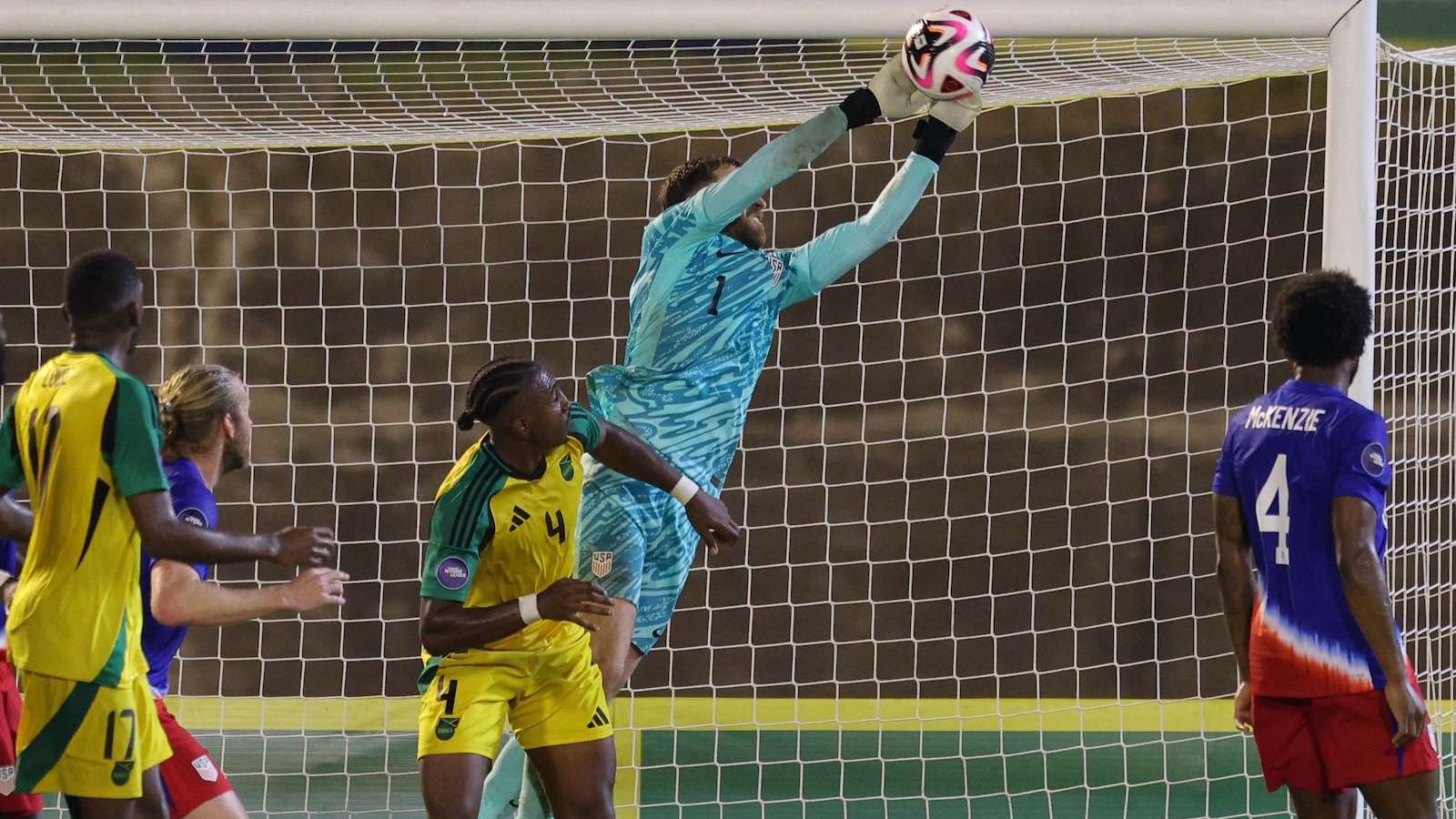 利物浦球迷因朝曼联大巴投掷瓶子被禁入场三年惹争议