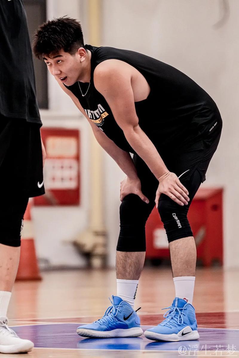 赛场瞬间：周嘉豪如何展现超三联赛的风采？”